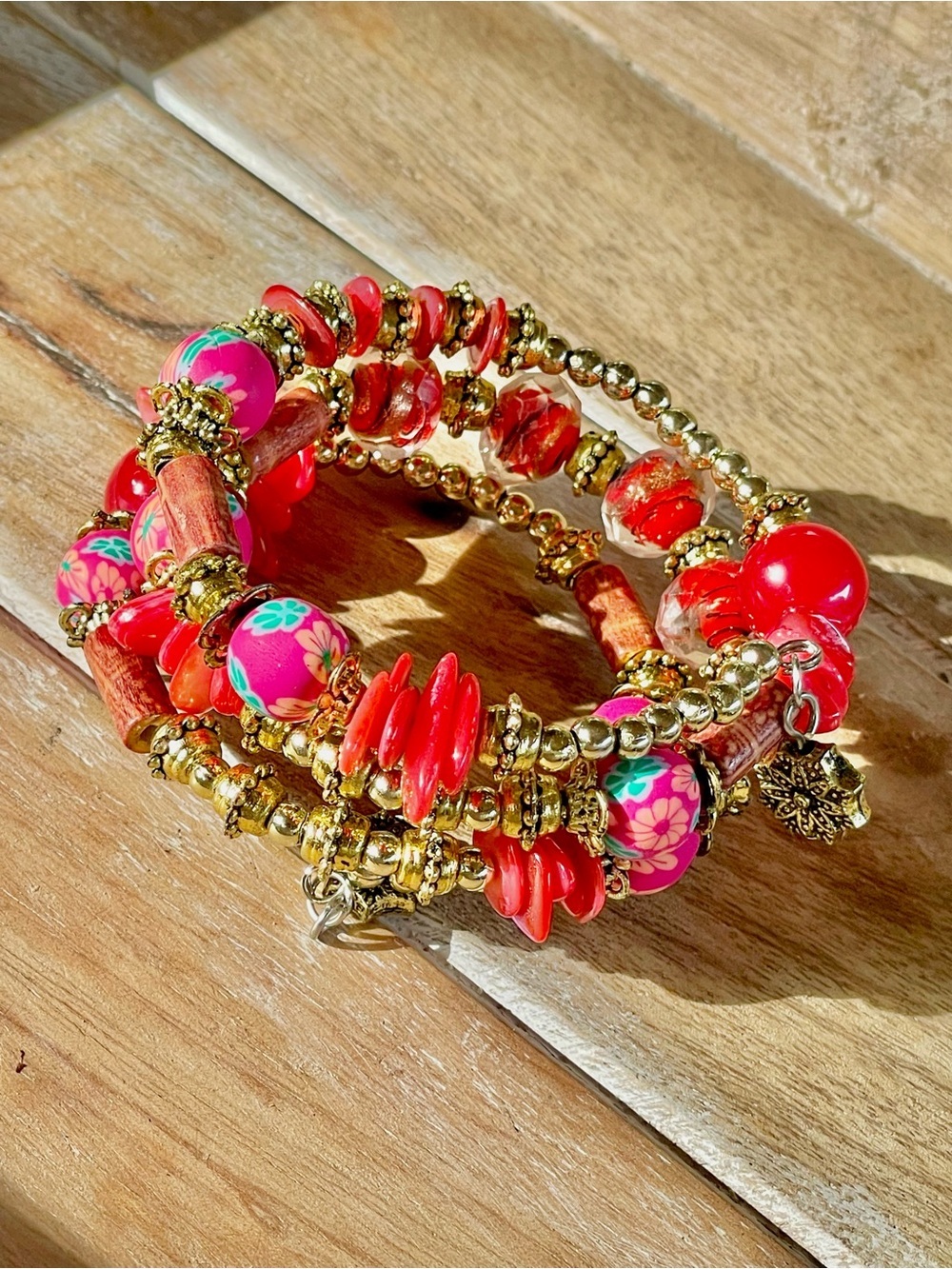 Handmade Gold-Tone Floral Fuscia Pink and Red Beaded Coil Bracelet - Picture 3 of 8
